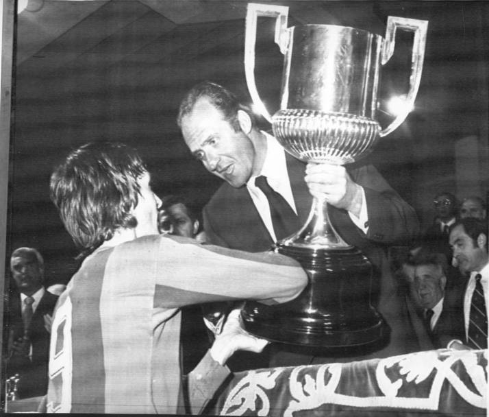 Altra foto storica: Juan Carlos consegna la Coppa di Spagna al capitano del Barcellona Cruijff, dopo la vittoria sul Las Palmas il 20 Aprile 1978.